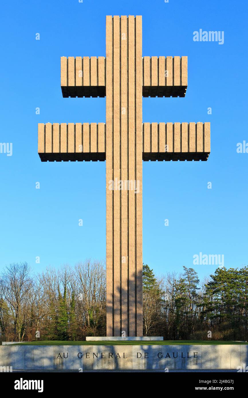La Cruz de Lorena en el Memorial Charles de Gaulle en Colombey-les-Deux-Eglises (Alto Marne), Francia Foto de stock