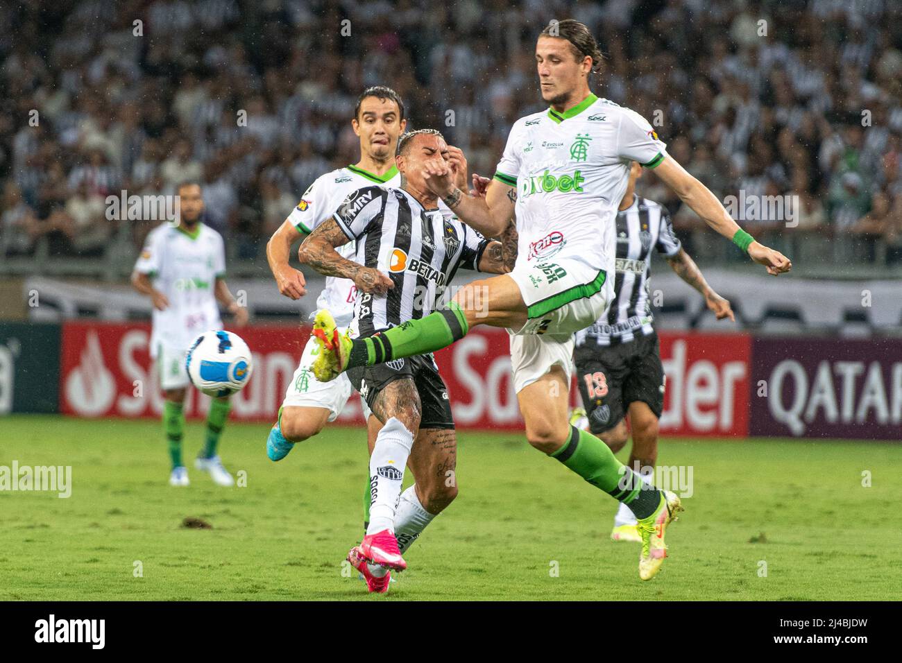 Belo Horizonte, Brasil. 13th de Abr de 2022. MG - Belo Horizonte - 04/13/2022 - LIBERTADORES 2022 ATLÉTICO -MG X AMERICA-MG - Maidana jugador de America-MG durante un partido contra el Atlético-MG en el estadio Mineirao para el campeonato Copa Libertadores 2022. Foto: Alessandra TORRES/AGIF Crédito: AGIF/ALAMY Live News Foto de stock