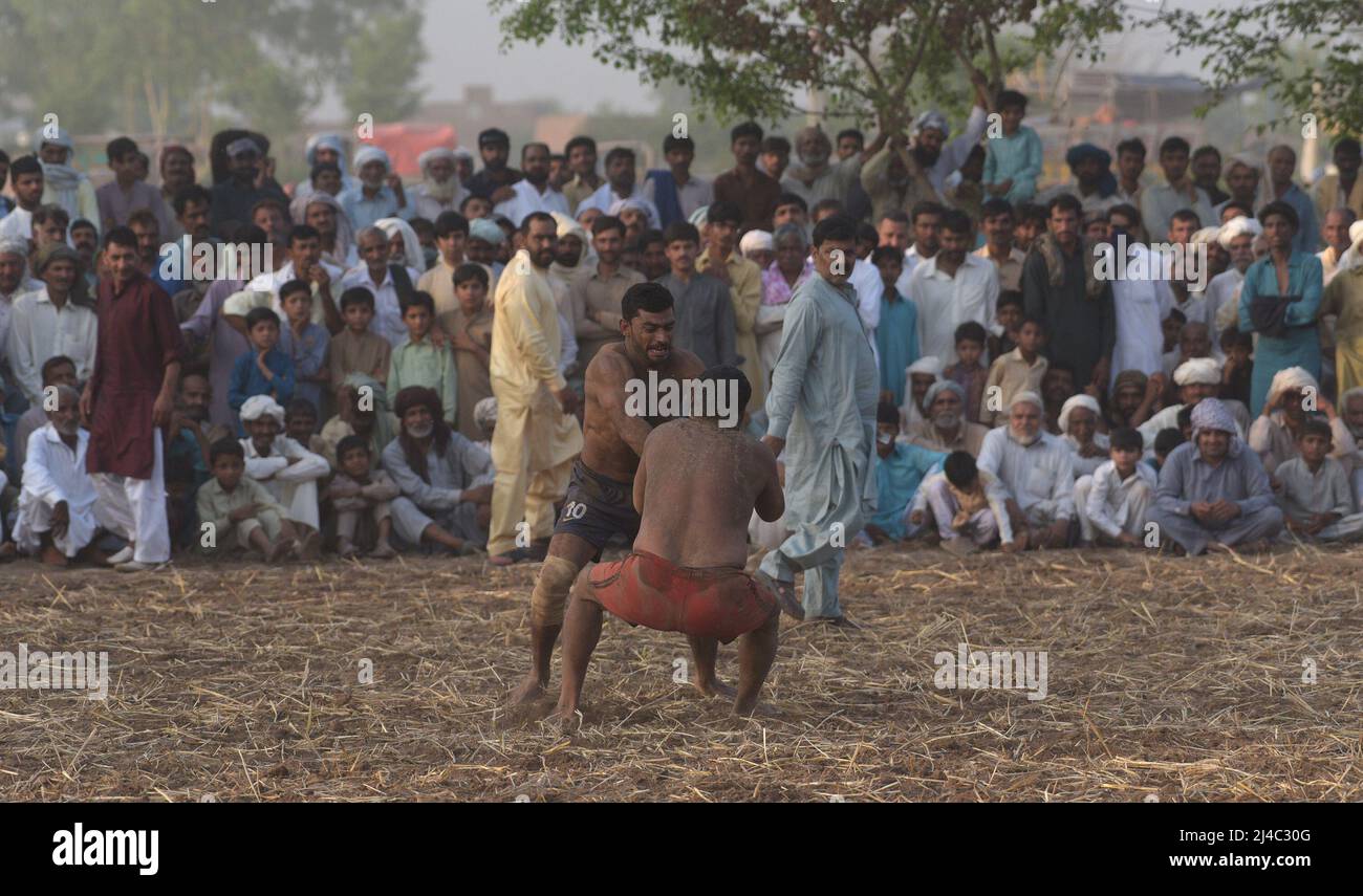 8 de abril de 2022, Jandraka, Punjab, Pakistán: Luchadores tradicionales  paquistaníes ocupados en la lucha libre (Kabaddi abierto) partido en los  fosos de la lucha libre (Akhara) durante 498th urs celebraciones de