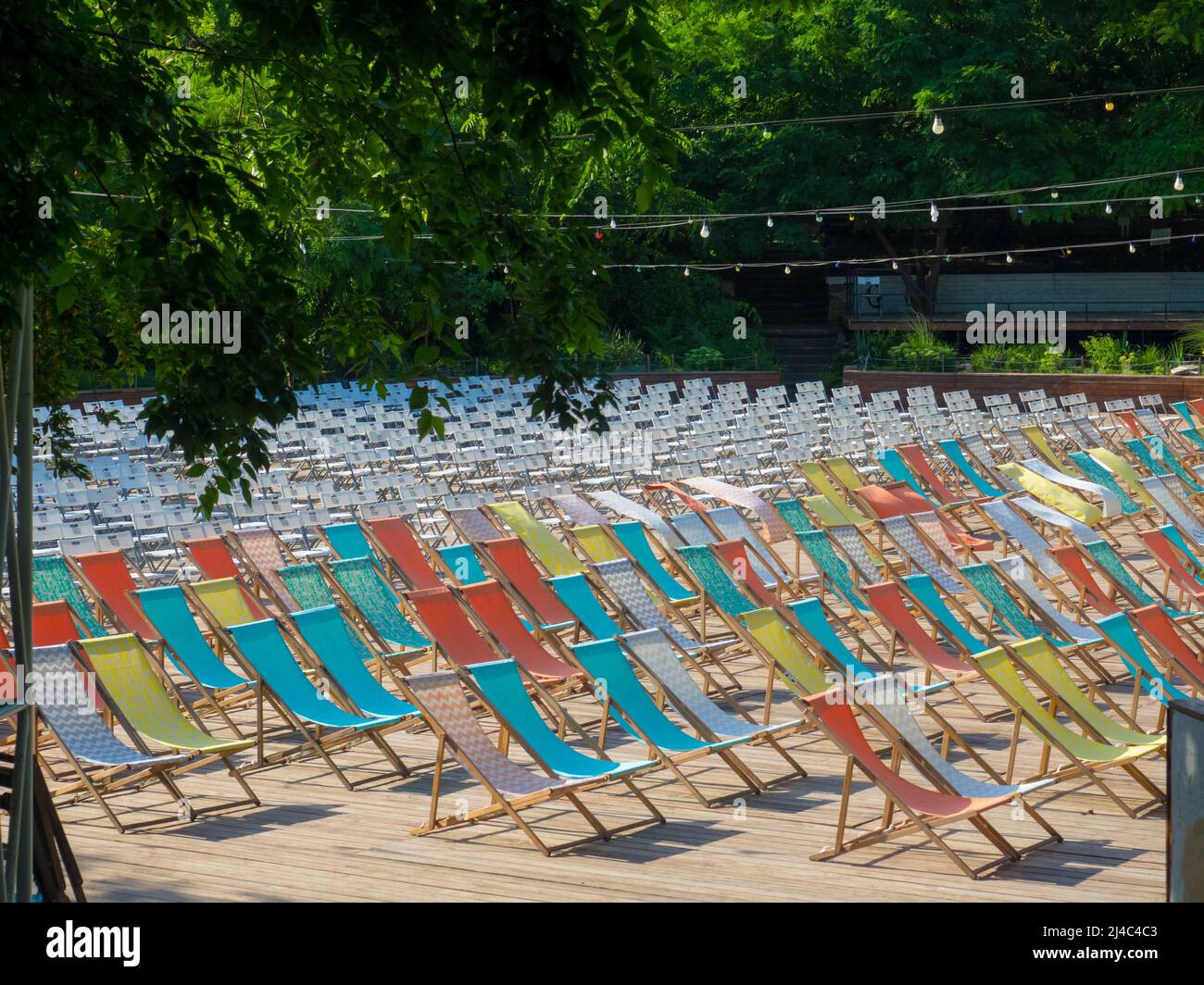 Filas de sillas en un teatro al aire libre de un parque público Foto de stock