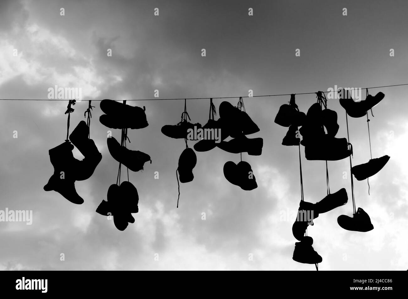 Zapatos colgando Imágenes de stock en blanco y negro - Alamy