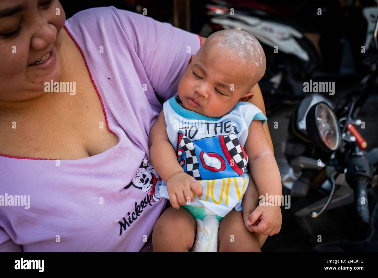 Bangkok, Tailandia. 14th de Abr de 2022. Una madre cubre a su bebé recién  nacido en talco en polvo como parte de la celebración tradicional del Año  Nuevo Tailandés. Crédito de Matt