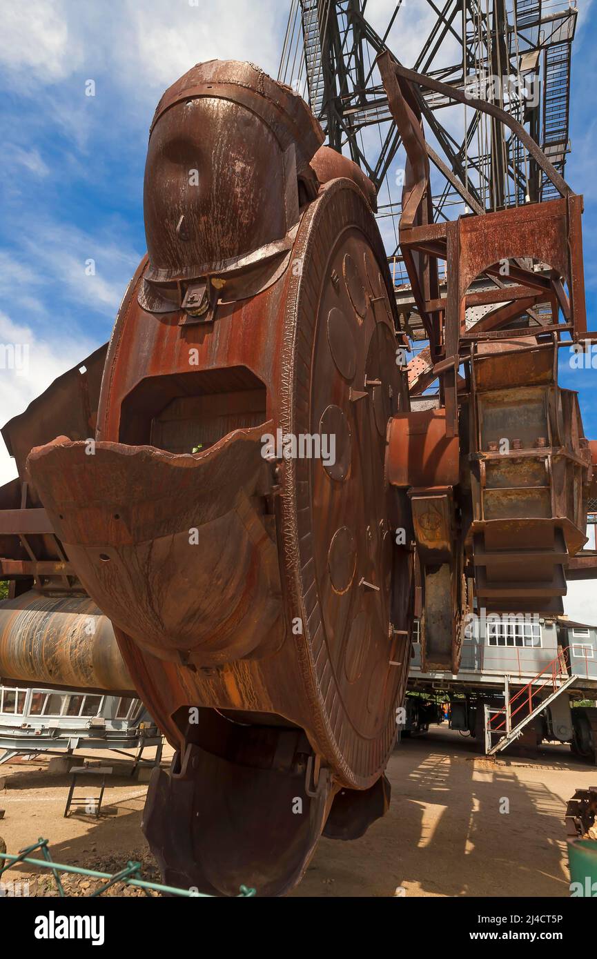 La rueda excavadora con ruedas de cucharón de una excavadora con ruedas de cucharón desdeservicio se abrió para inspección, usada para minería de carbón opencast, Ostritz, Upper Lusatia Foto de stock