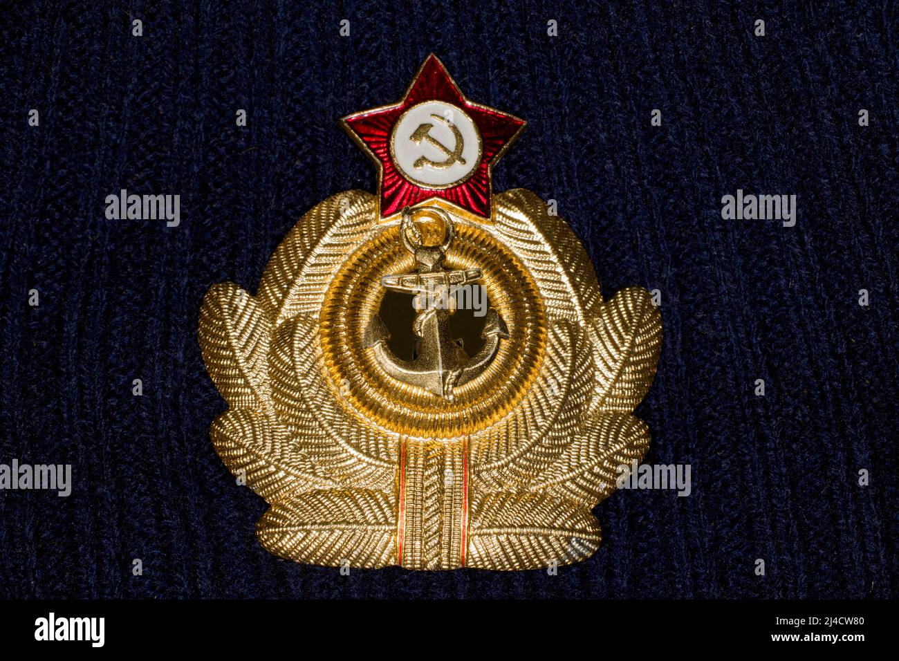 Insignia para la gorra de la flota soviética de un oficial ruso Foto de stock