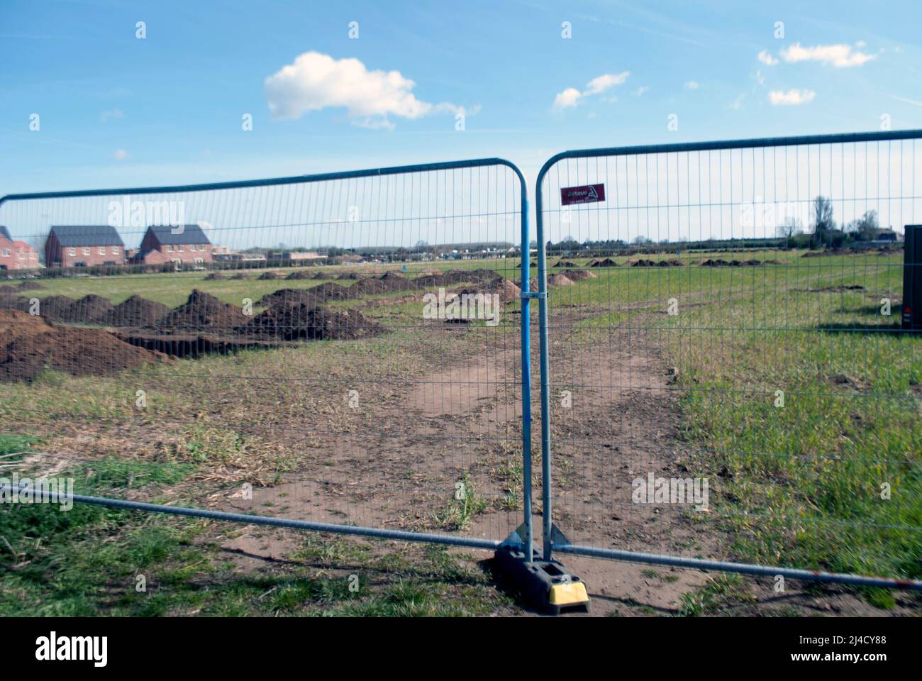 Cerca de campo con trincheras excavadas para el estudio arqueológico junto al pueblo de Ruskington, Sleaford, Lincolnshire, Inglaterra, Reino Unido Foto de stock