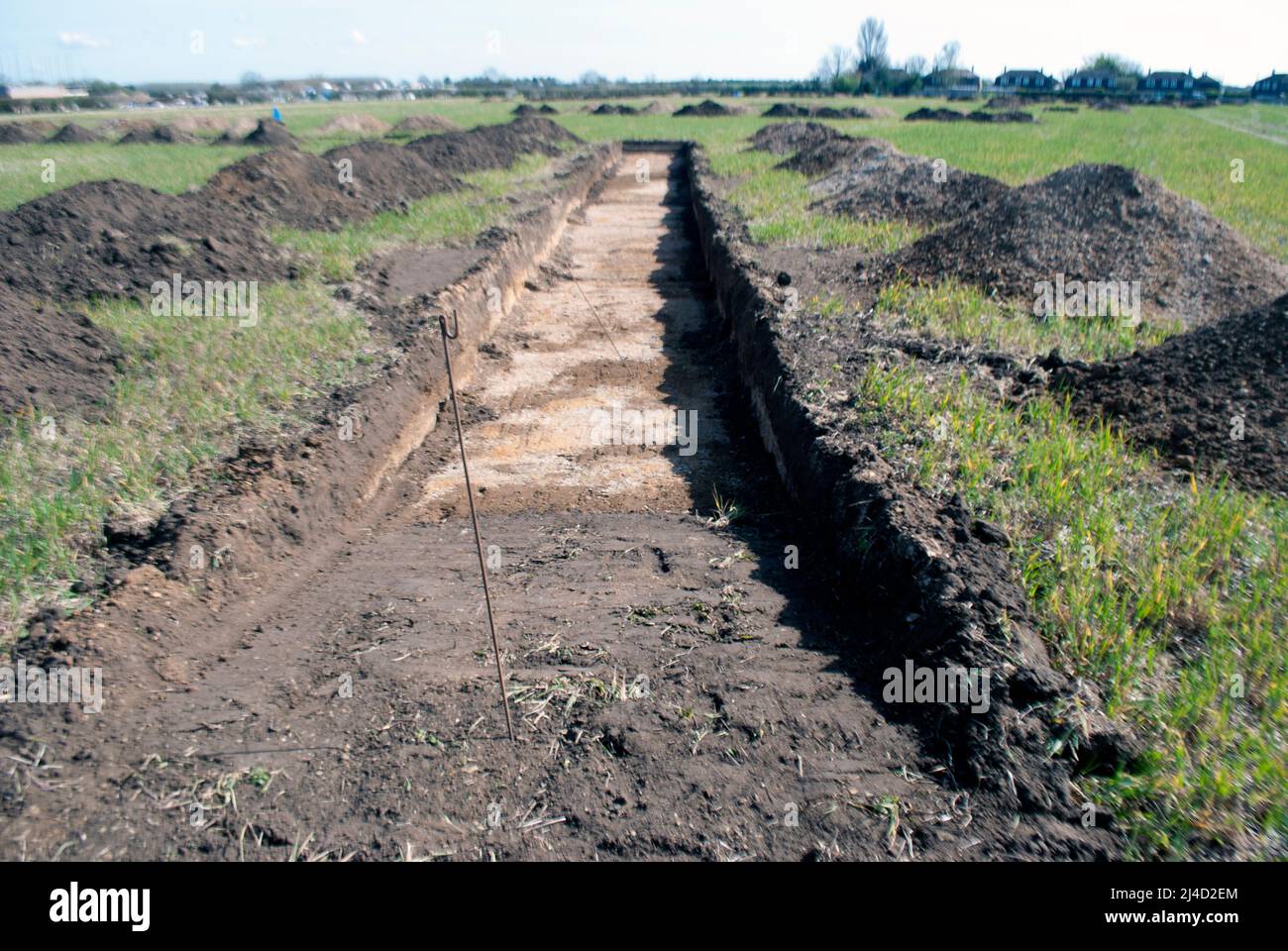 Trincheras excavadas en el campo para el estudio arqueológico junto al pueblo de Ruskington, Sleaford, Lincolnshire, Inglaterra, Reino Unido Foto de stock