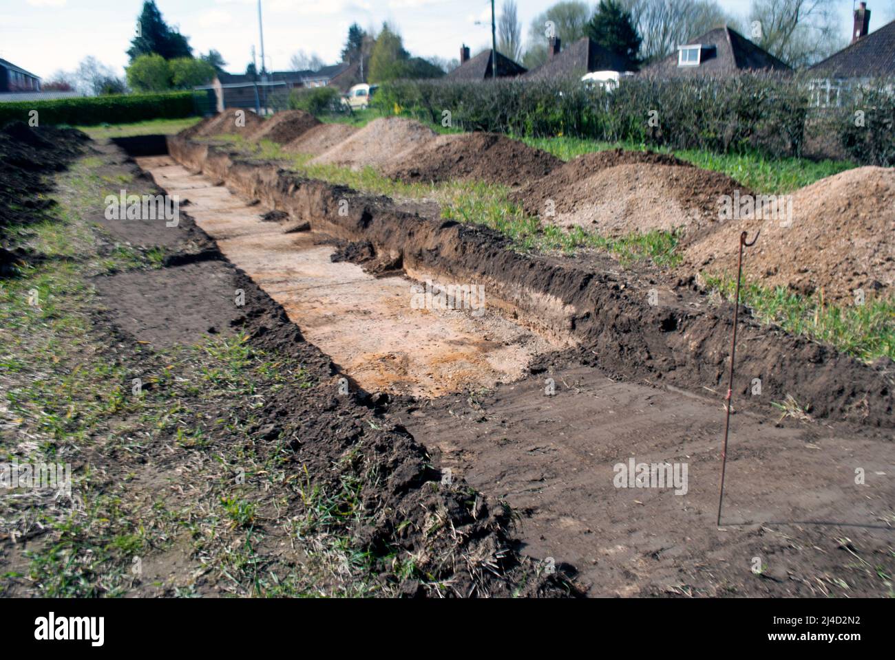 Trincheras excavadas en el campo para el estudio arqueológico junto al pueblo de Ruskington, Sleaford, Lincolnshire, Inglaterra, Reino Unido Foto de stock