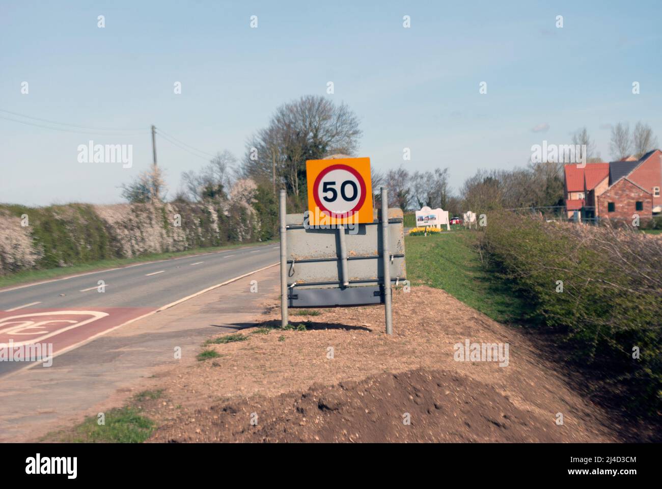 Límite de velocidad de 50 mph Sigan al lado de la carretera que conduce a Ruskington, Sleaford, Lincolnshire, Inglaterra, Reino Unido Foto de stock