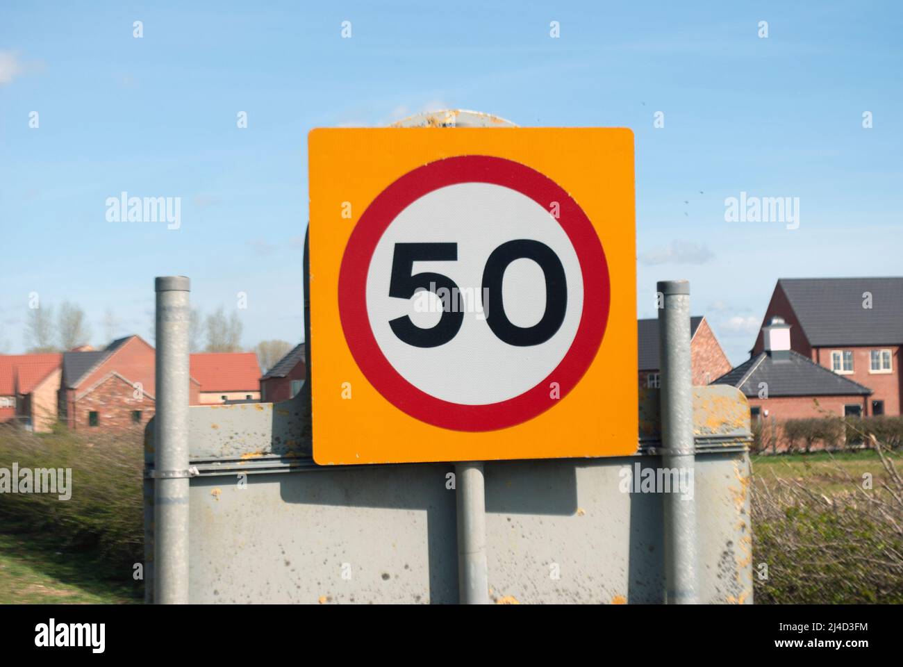 Límite de velocidad de 50 mph Sigan al lado de la carretera que conduce a Ruskington, Sleaford, Lincolnshire, Inglaterra, Reino Unido Foto de stock