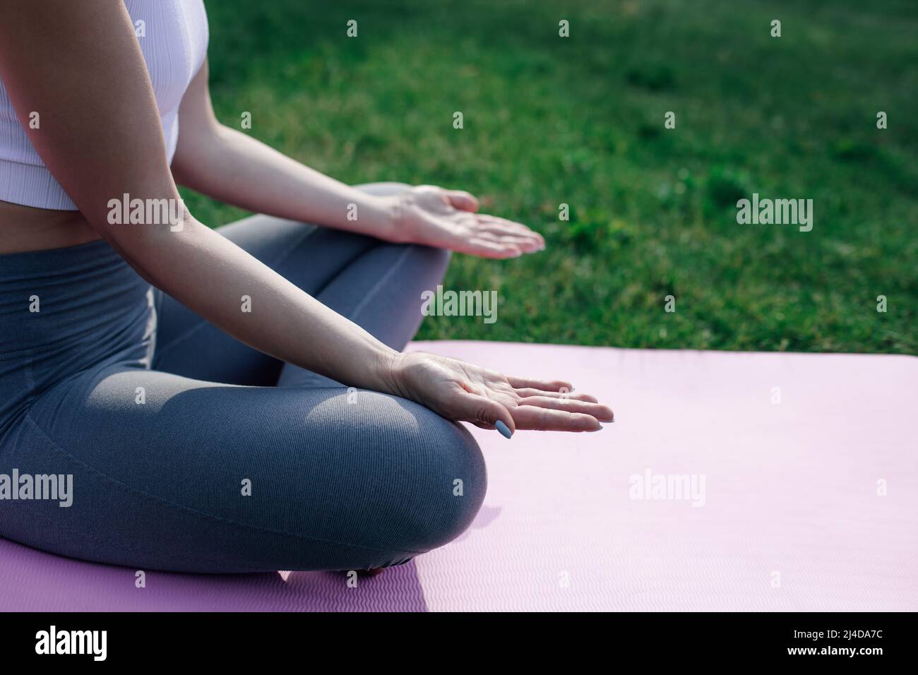 Primer plano aislado mujer vistiendo calcetines de yoga con los dedos  abiertos