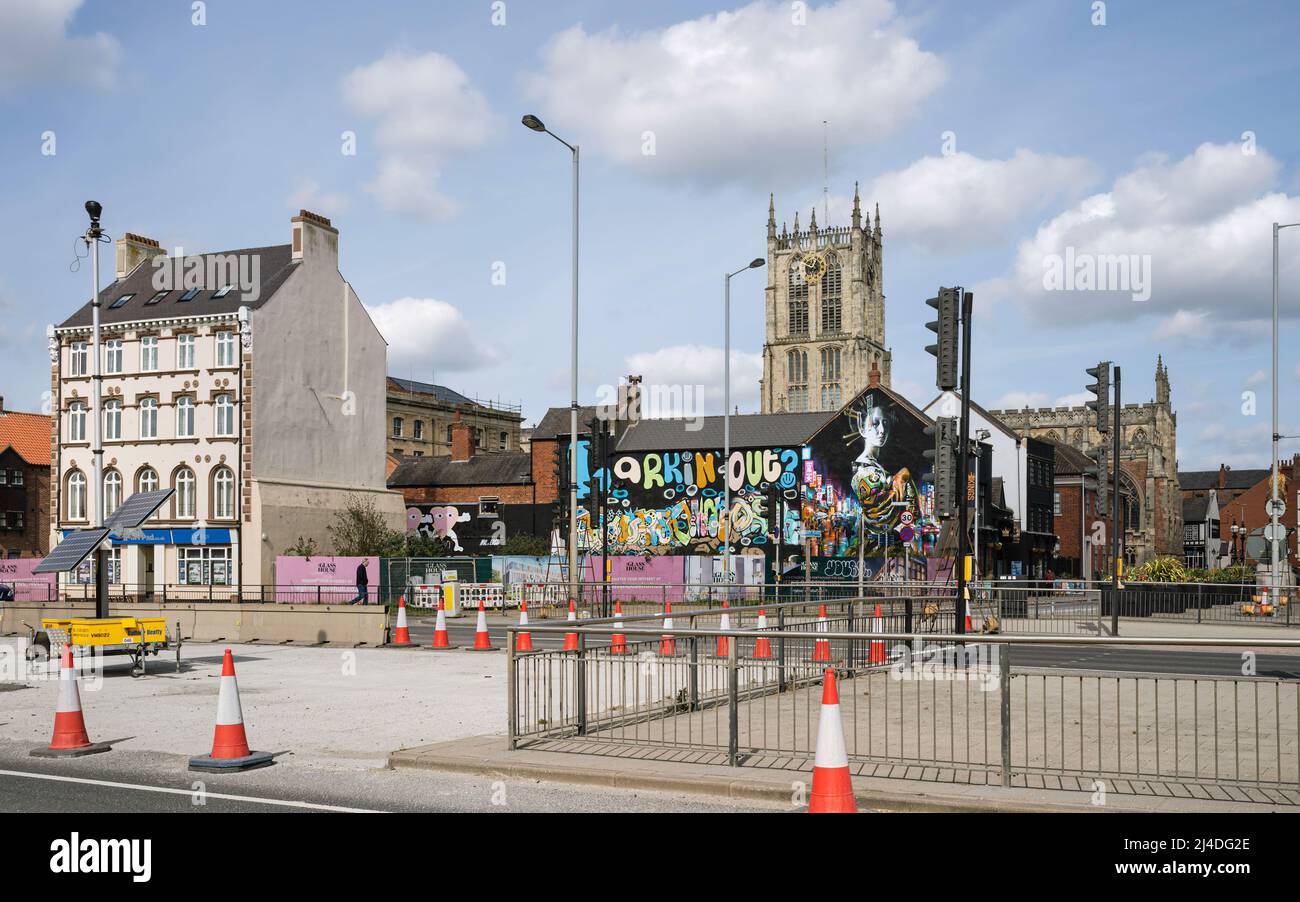 Las principales obras viales de Clive Sullivan Way bypass y vista de los edificios urbanos incluyendo grafitti y la antigua minster contra el cielo brillante. Hull, Reino Unido. Foto de stock
