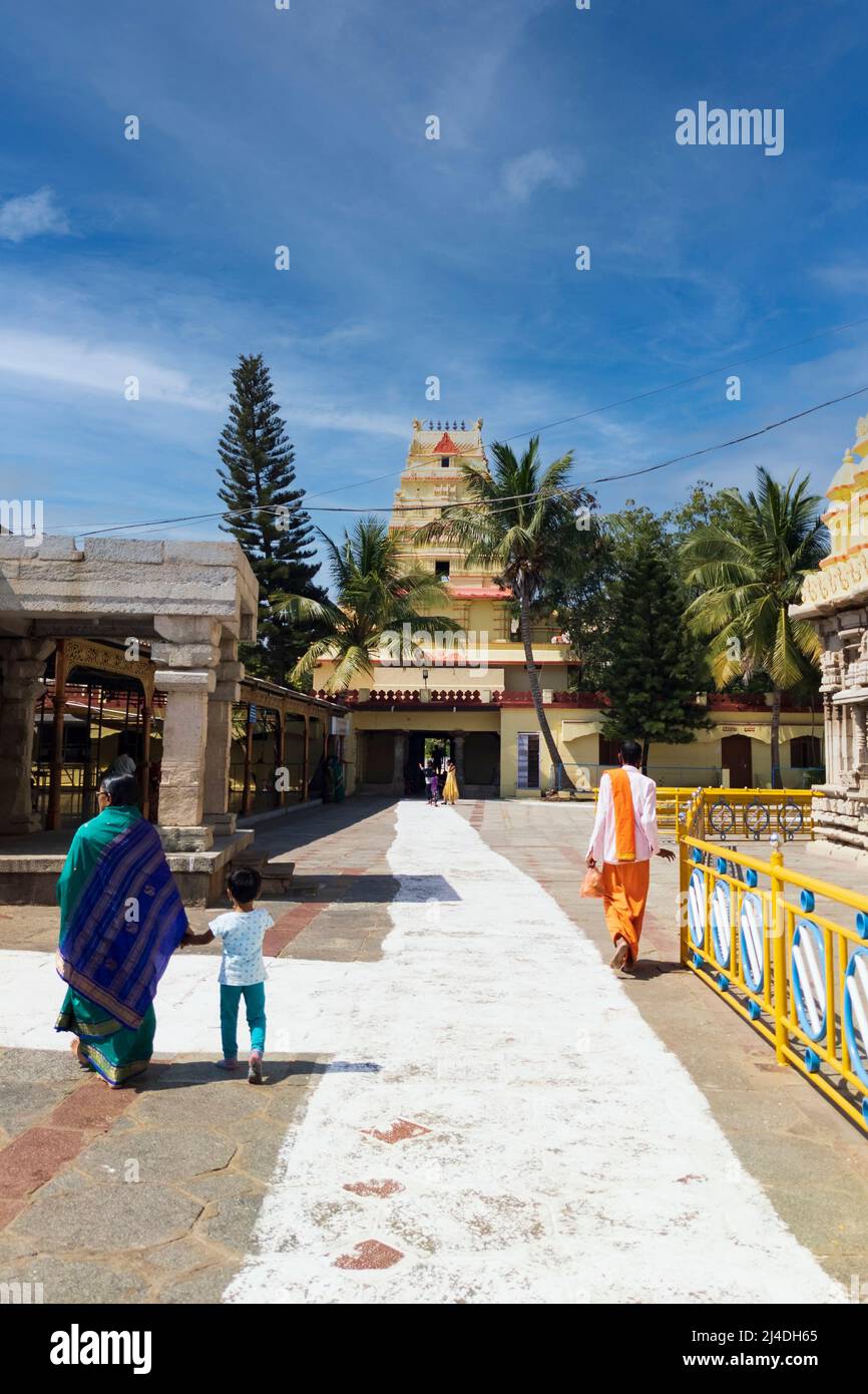 Vista de largo alcance del templo de la entrada de la guerra de sangría en el marco vertical: Kudala sangam, Karnataka, India-enero de 31,2022 Foto de stock