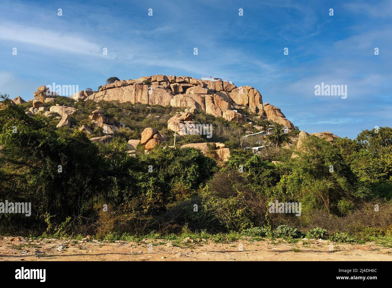 Una vista de Anjanadri Parvata en Anegondi: Anegondi, Koppal, Karnataka, India-Febrero 01,2022 Foto de stock