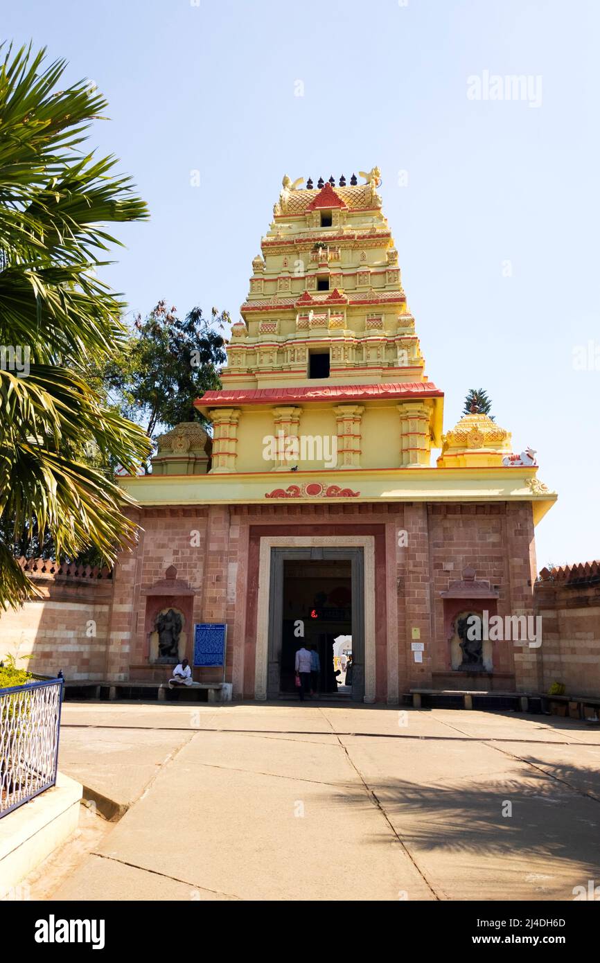 Una vista larga del templo de la gopura sangameshwar de la entrada en el marco vertical: Kudala sangam, Karnataka, India-enero de 31,2022 Foto de stock