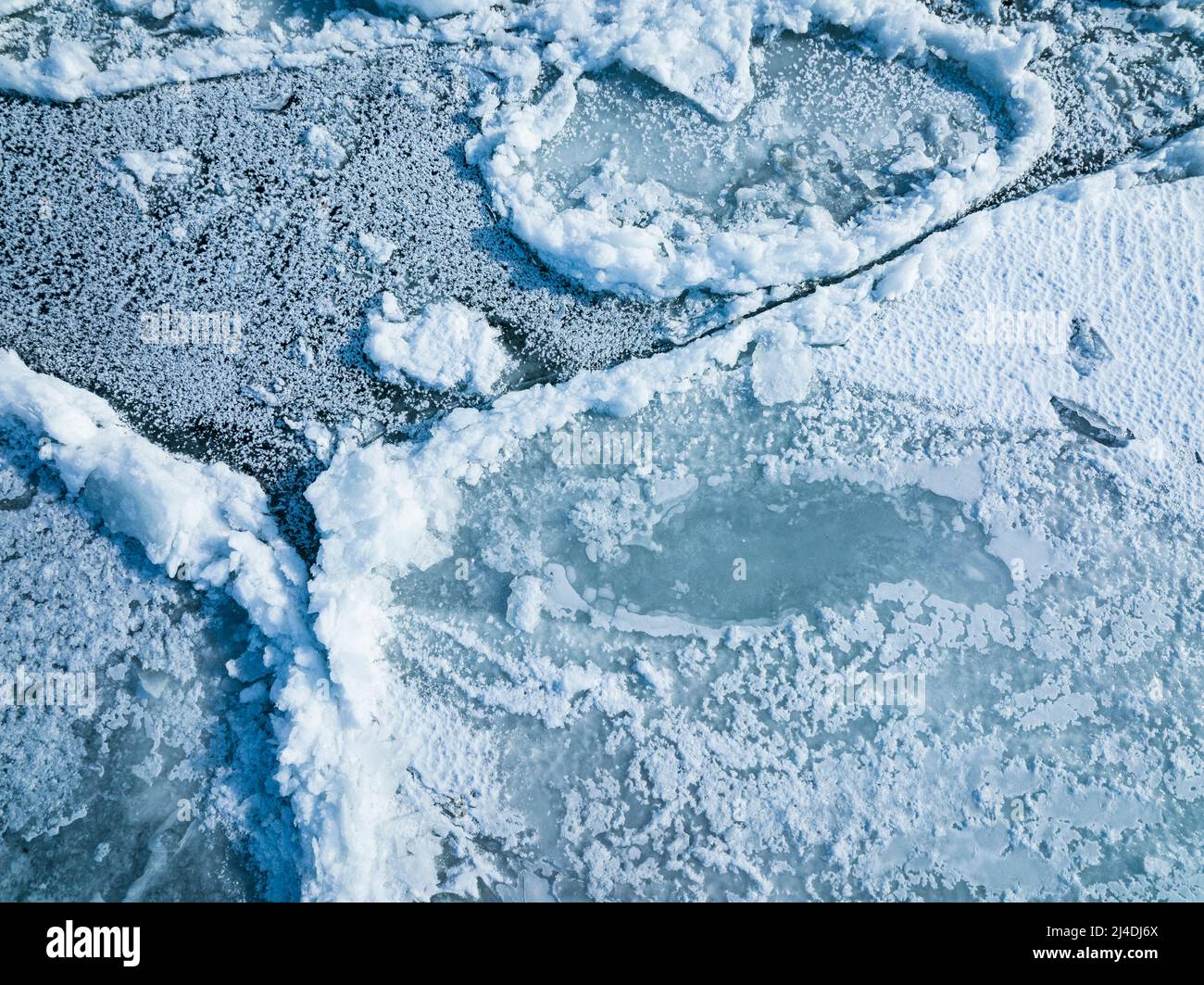 Vista aérea de los patrones de hielo sobre el río St.Lawrence durante el invierno Foto de stock