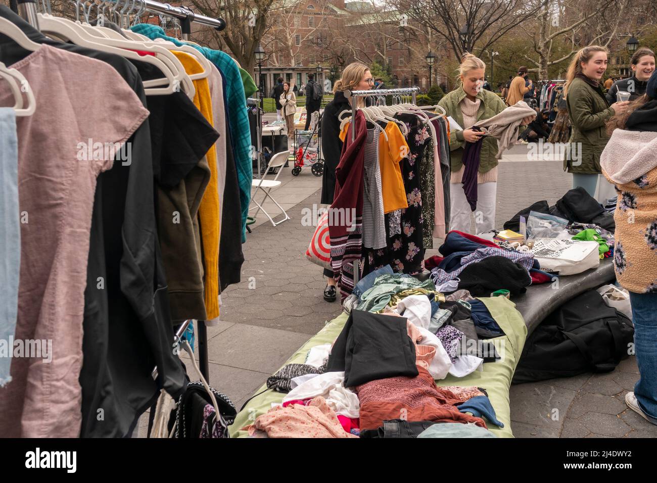 Los compradores exploran ropa de segunda mano en el intercambio de ropa  Pickle en Washington Square Park en Greenwich Village en Nueva York el  domingo 10 de abril de 2022. Para promover