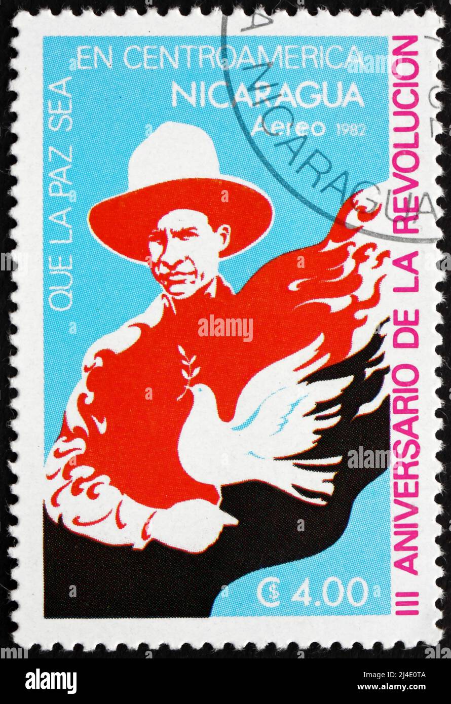 NICARAGUA - ALREDEDOR de 1982: Un sello impreso en Nicaragua muestra la Paloma Simbólica, 3rd Aniversario de la Revolución, alrededor de 1982 Foto de stock
