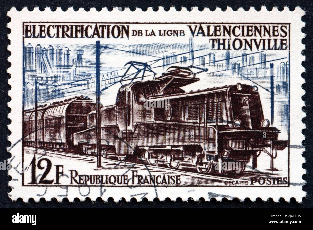 FRANCIA - ALREDEDOR de 1955: Un sello impreso en Francia muestra Tren Eléctrico, Electrificación de la Línea Ferroviaria Valenciennes-Thionville, alrededor de 1987 Foto de stock