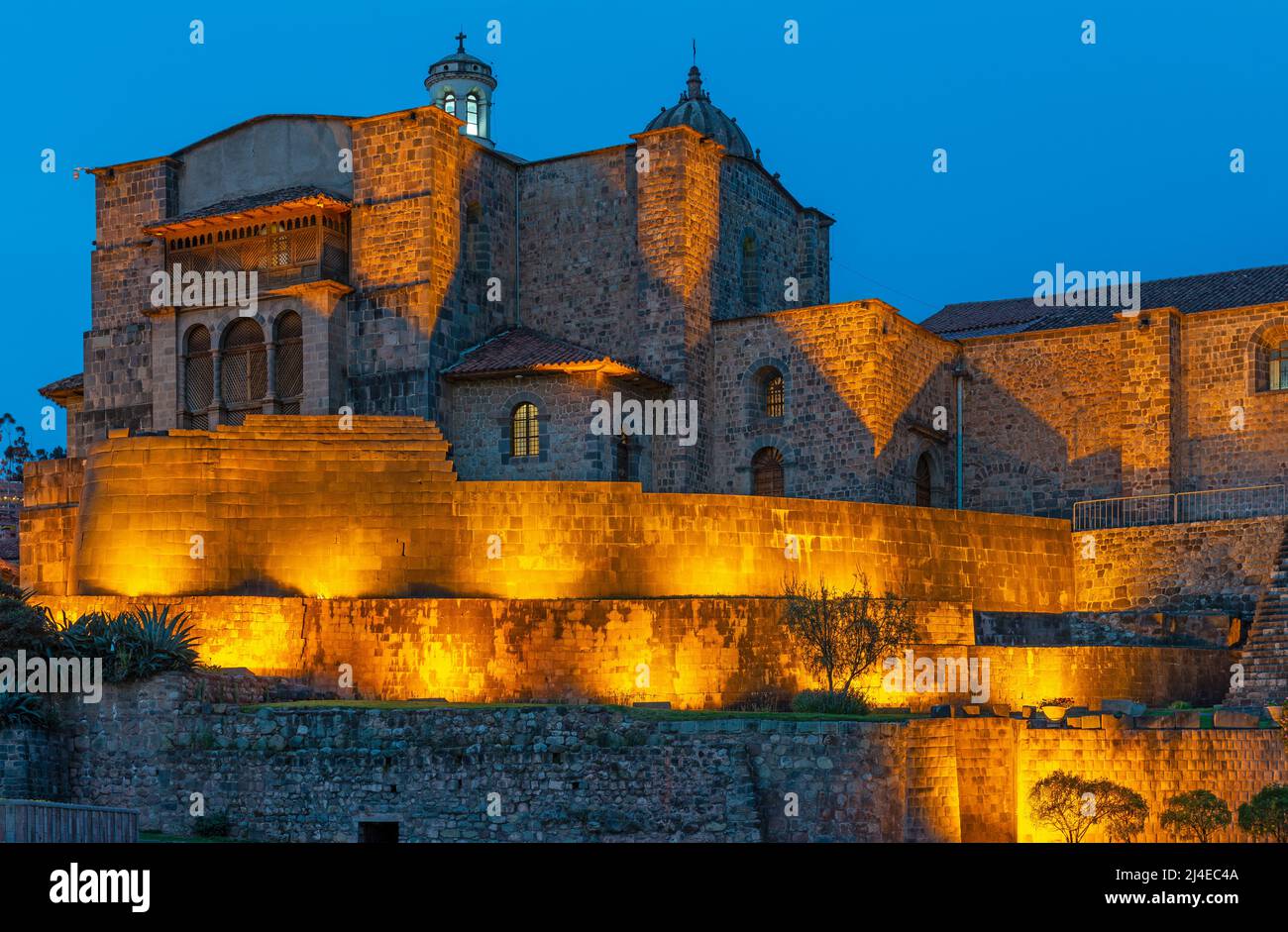 Templo solar Qorikancha iluminado por la noche, convento de Santo Domingo, Cusco, Perú. Foto de stock