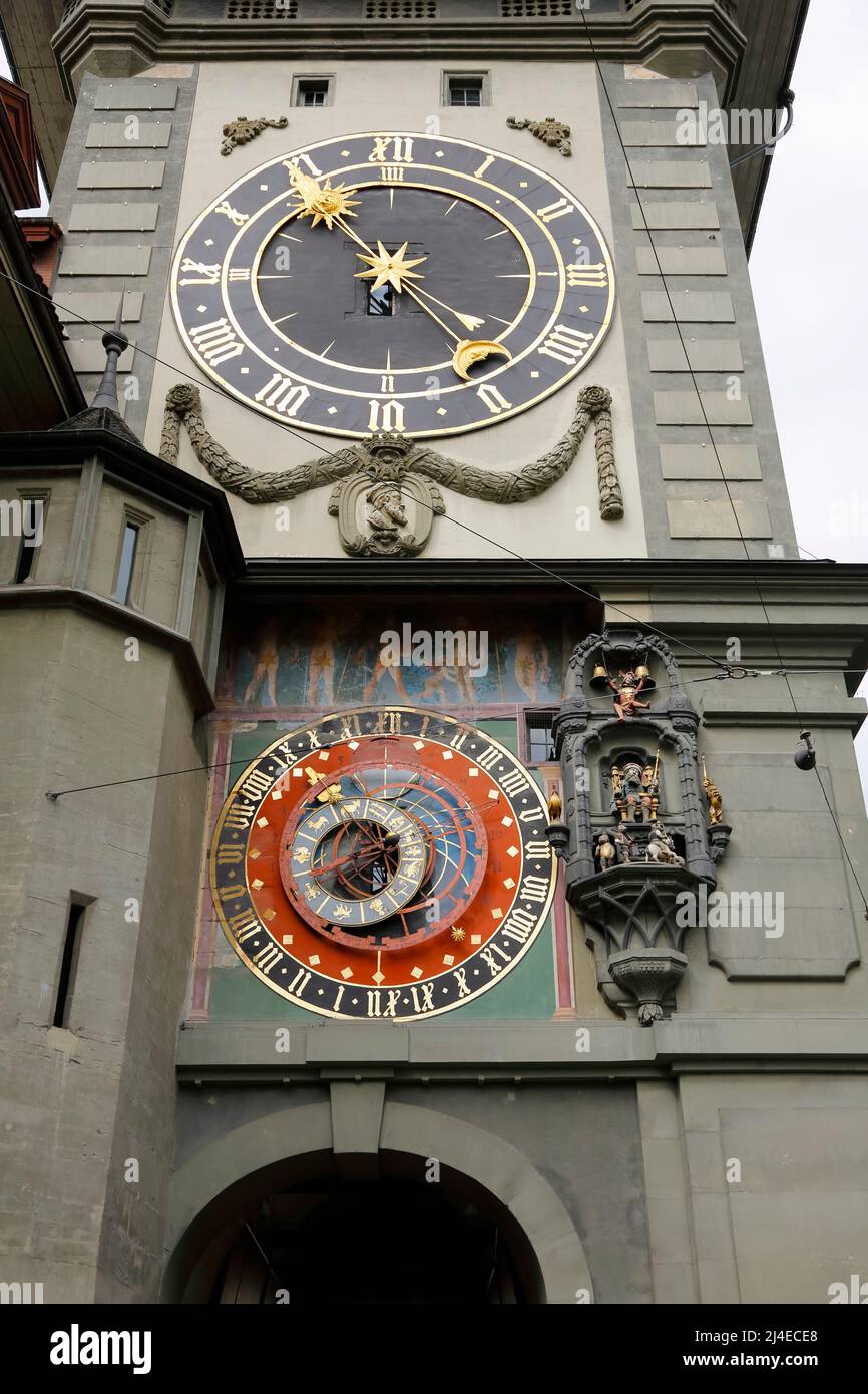 Berna, Suiza - 17 de abril de 2017: Reloj astronómico de Zytglogge es el monumento más visitado de la ciudad y se encuentra en el corazón Foto de stock