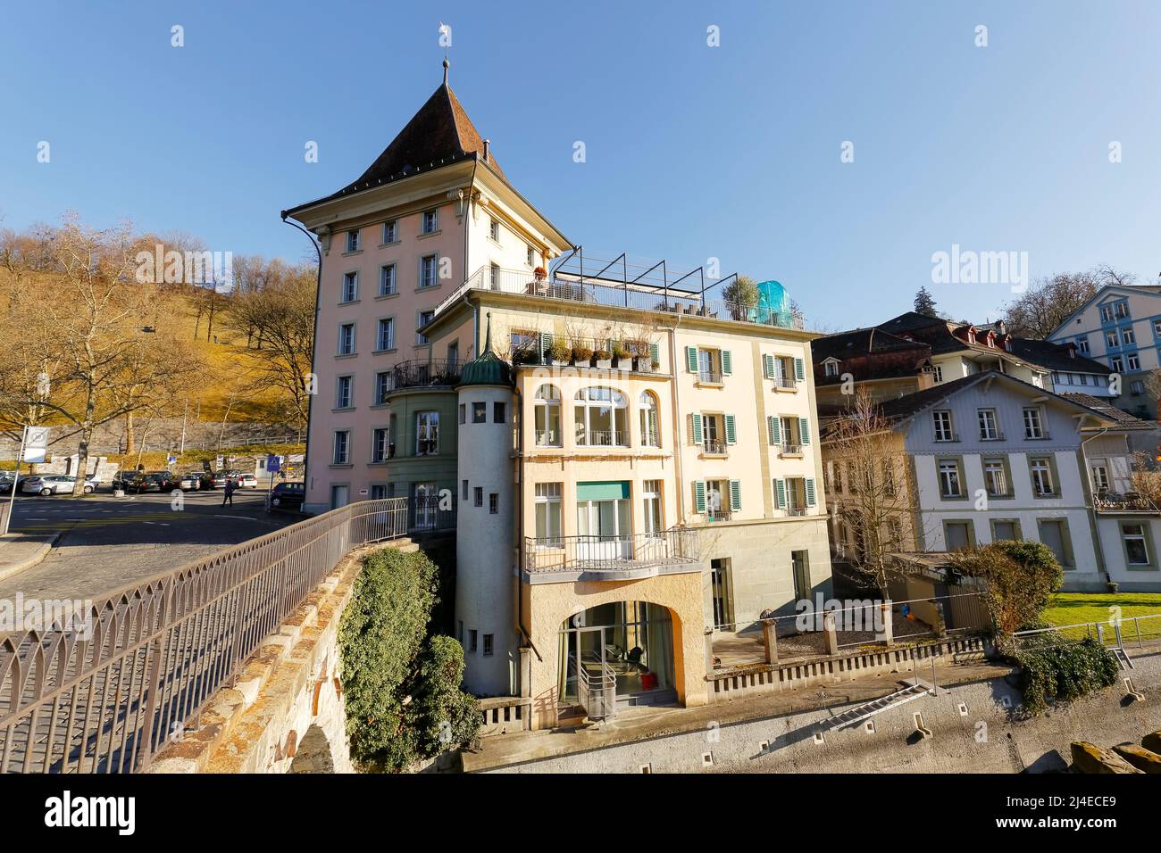 Berna, Suiza - 26 de diciembre de 2015: Casa a orillas del río Aare en el casco antiguo. Es visible desde el puente de la puerta inferior, que es un Foto de stock