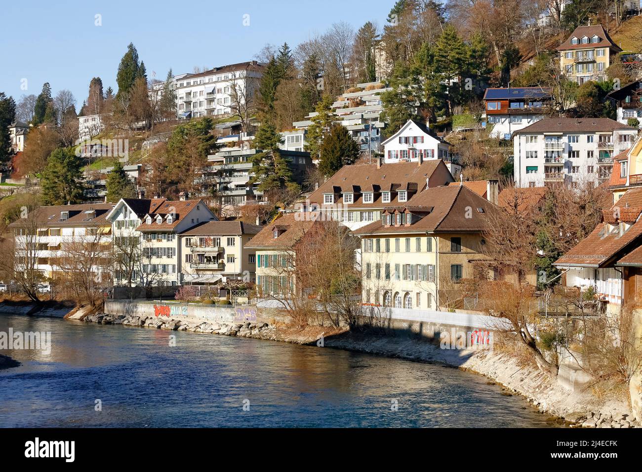 Berna, Suiza - 26 de diciembre de 2015: Las casas en la ciudad a orillas del río Aare son visibles ligeramente en la distancia es uno de los residentes Foto de stock