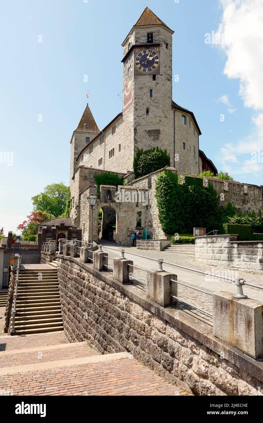 Rapperswil, Suiza - 10 de mayo de 2016: Castillo en la colina construida a principios del siglo 13th. Desde 1870, el castillo ha sido la sede de la Foto de stock
