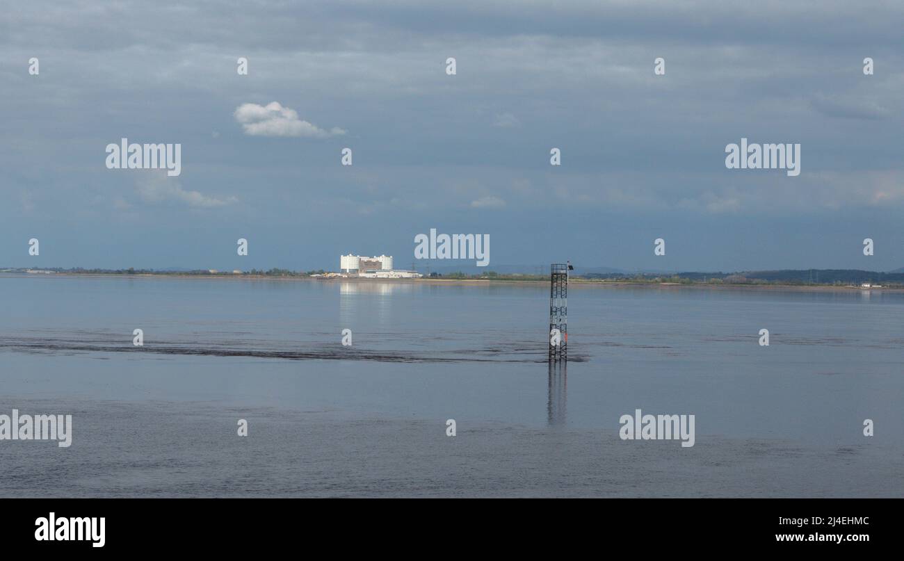 Oldbury Nuclear Power Station (Retirada) tomada desde el otro lado del río Wye Foto de stock