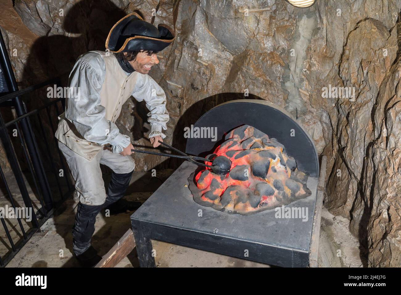 Modelo de soldado calentando una bola de cañón para disparar en caliente, túneles Great Siege, Gibraltar Foto de stock
