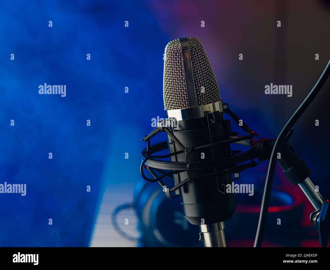 transferir silencio Mayo Moderno micrófono y teclado midi sobre fondo de neón azul y humo. Concierto, música, discoteca, restaurante. No hay gente en el Fotografía de stock - Alamy transferir silencio Mayo Moderno micrófono y teclado midi sobre fondo de neón azul y humo. Concierto, música, discoteca, restaurante. No hay gente en el Fotografía de stock - Alamy