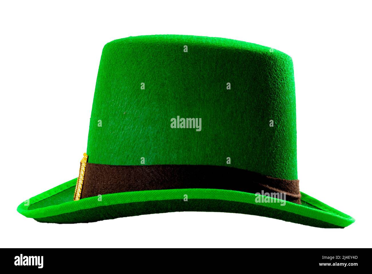 Meme del día de San Patricio y concepto del 17 de marzo con vista lateral de un sombrero verde con un cinturón y hebilla aislados sobre fondo blanco con un clip path cu Foto de stock