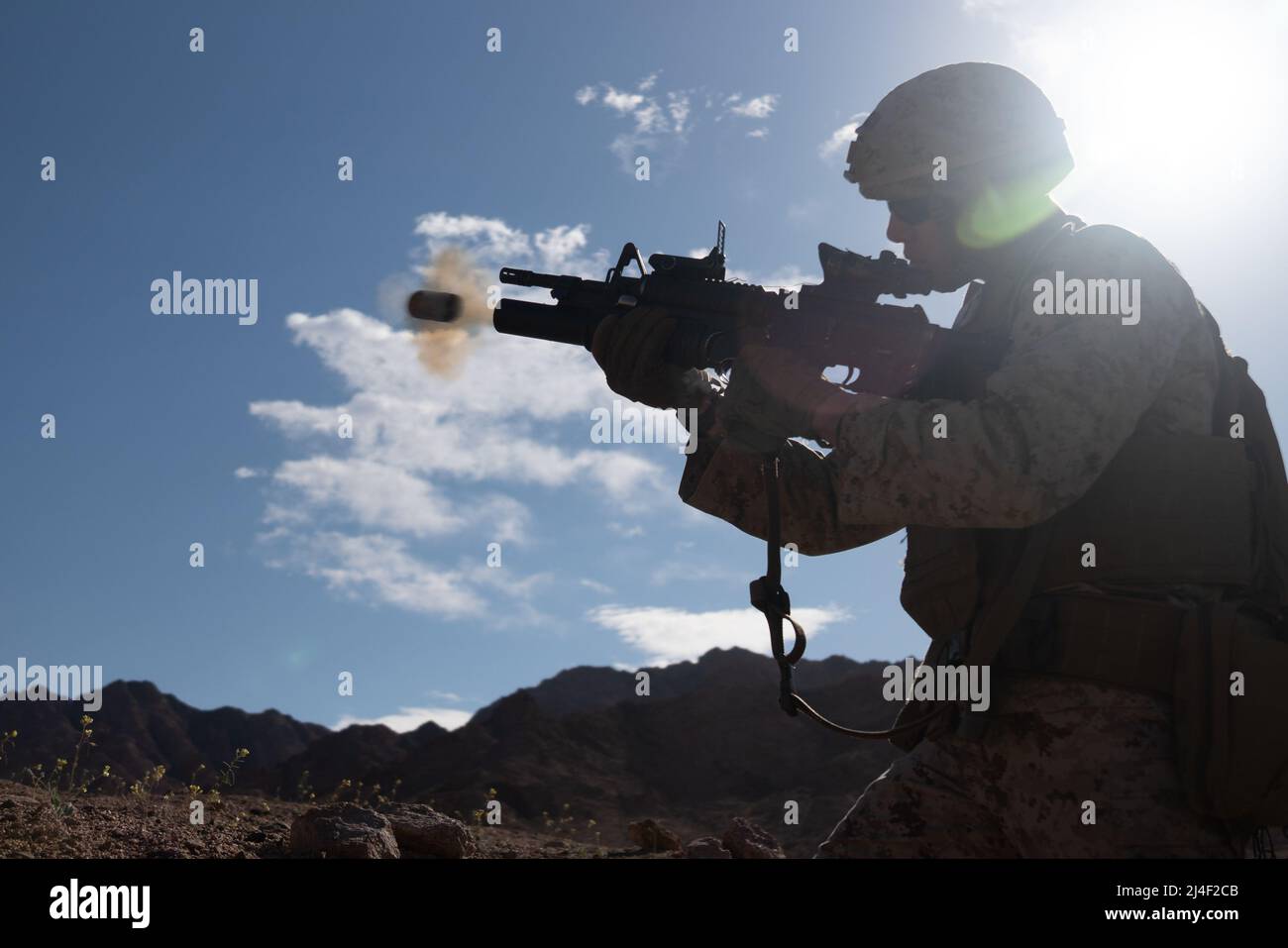 CAMP TITIN, JORDANIA (12 de marzo de 2022) – Una Marina asignada a 2nd Batallón, 24th Marines, dispara un lanzagranadas de M203, un M203 y un Ligero Anti-Arma Arma (LEY) como parte del ejercicio Intrepid Maven (IM) 22-1, a bordo de Camp TITIN, Jordania, marzo de 12. IM es una serie de compromisos bilaterales entre las Fuerzas del Cuerpo de Infantería de Marina de los Estados Unidos, el Mando Central y las Fuerzas Armadas Jordanas (JAF) que ofrece la oportunidad de intercambiar tácticas militares y experiencia. IM 22-1 es el primero de los múltiples compromisos programados entre el Cuerpo de Marines de EE.UU. Y el JAF para aumentar la interoperabilidad, fortalecer nuestro par duradero Foto de stock