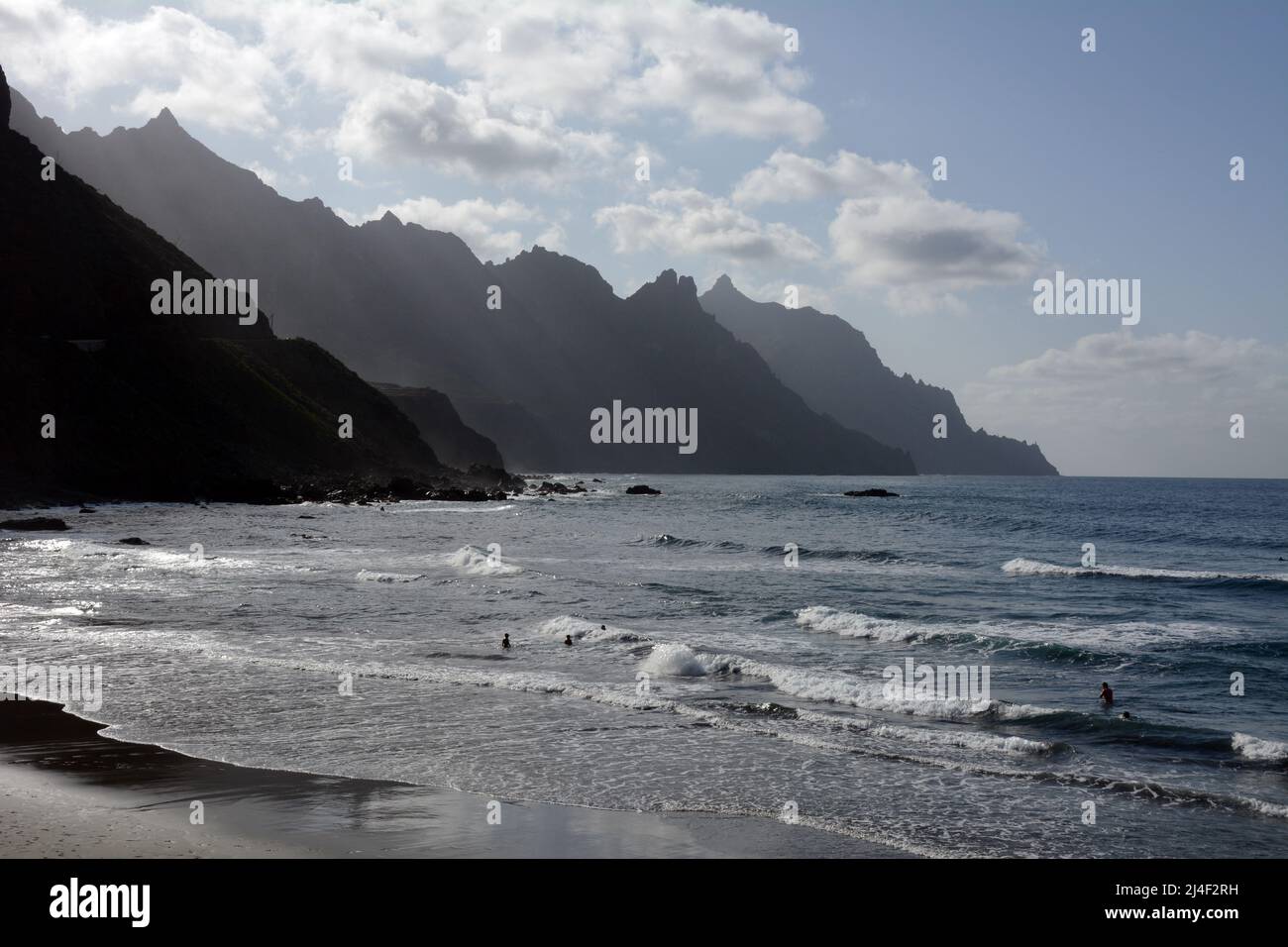 Los turistas nadan en la Playa del Roque de las Bodegas en el océano Atlántico, en las Montañas Anaga, cerca de Taganana, Tenerife, Islas Canarias, España. Foto de stock