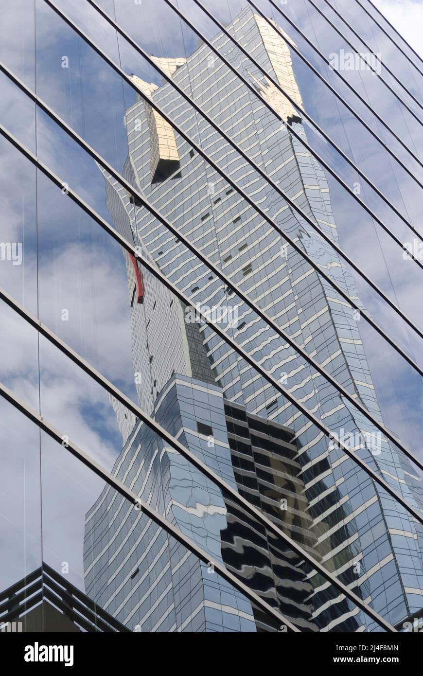 Edificios de oficinas de gran altura en el centro de la ciudad de Melbourne reflejados en otro edificio alto Foto de stock