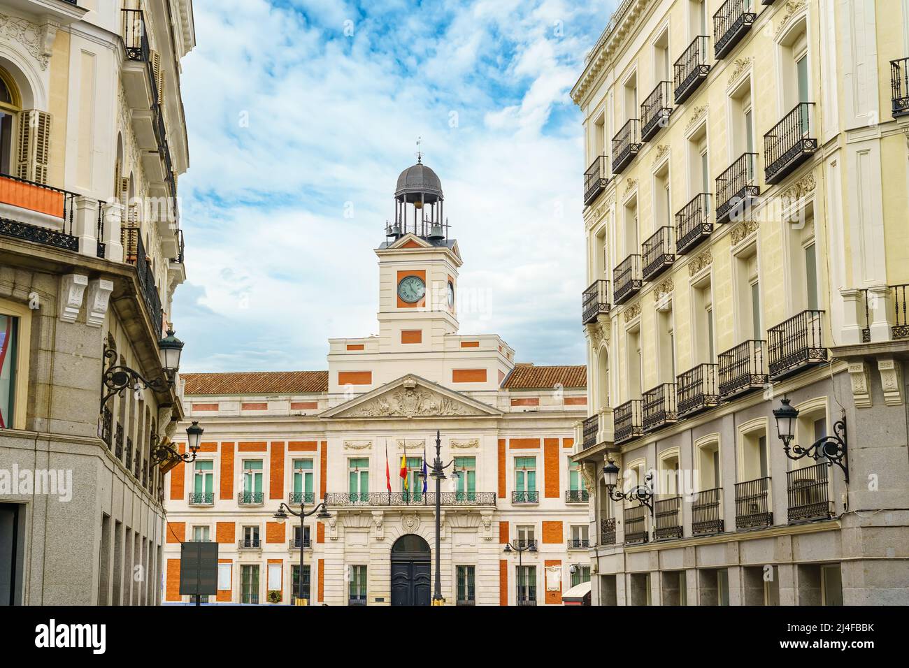 Puerta del Sol en Madrid con sus edificios neoclásicos del siglo pasado  Fotografía de stock - Alamy