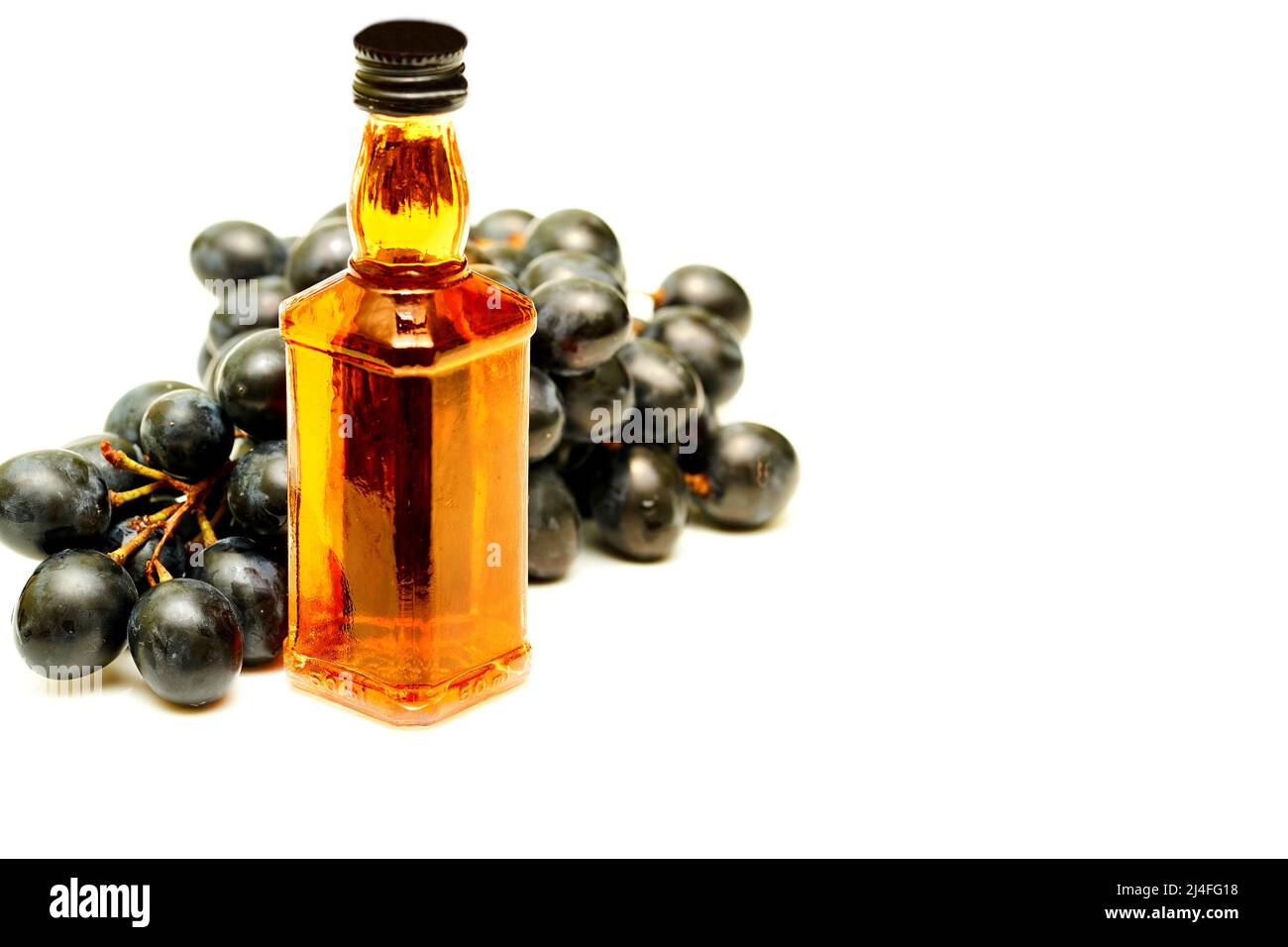 Buen brandy viejo, coñac y uvas maduras negras Fotografía de stock - Alamy