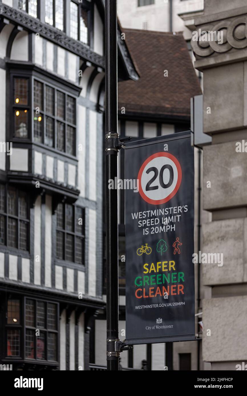 LONDRES, Reino Unido - 13 DE ABRIL de 2022: 20mph señal de límite de velocidad en la Ciudad de Westminster Foto de stock