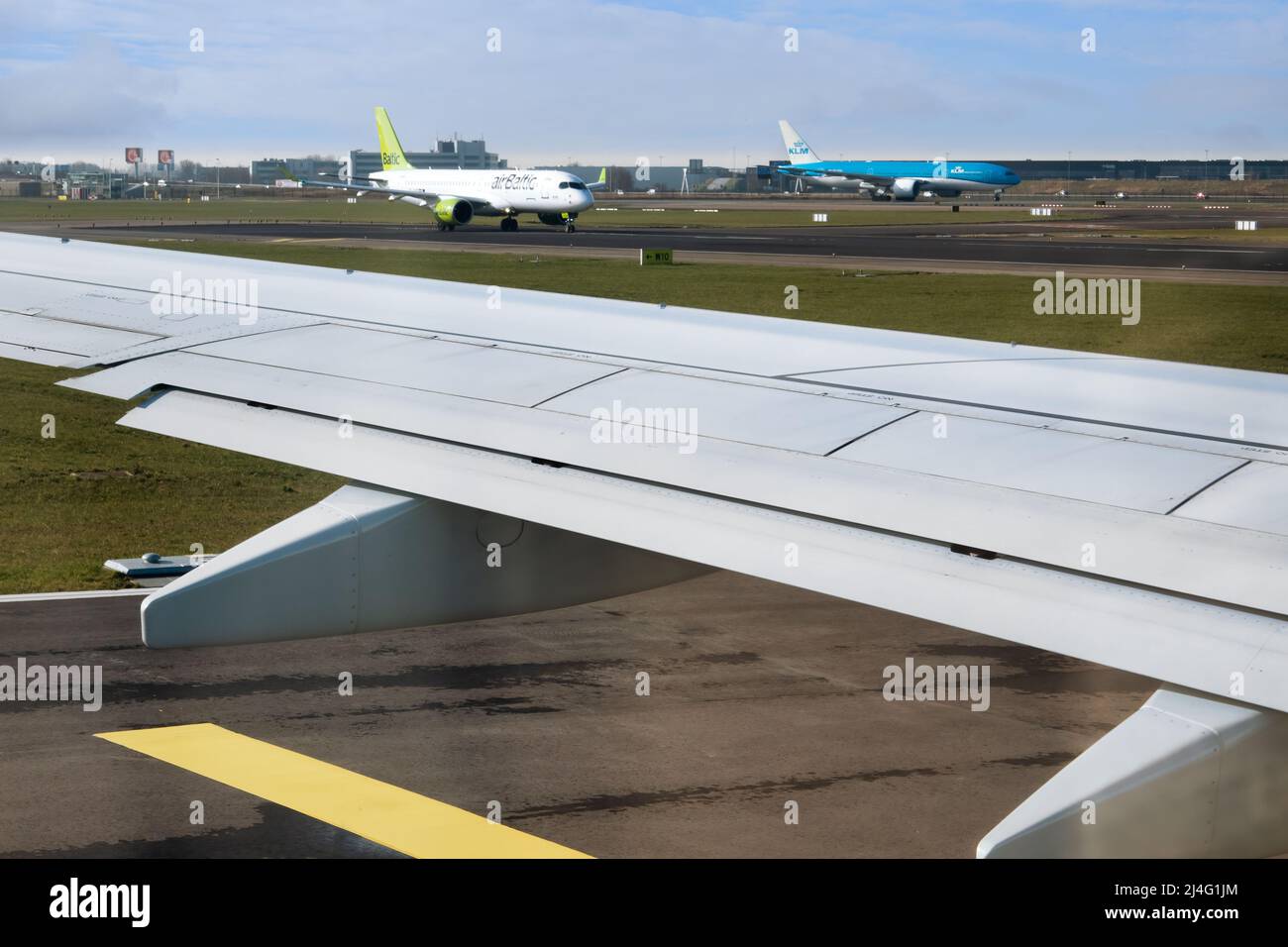 Schiphol, Países Bajos - 02 de marzo de 2022: Tres aviones en rodaje en pista, listos para despegar en el aeropuerto de Schiphol Foto de stock