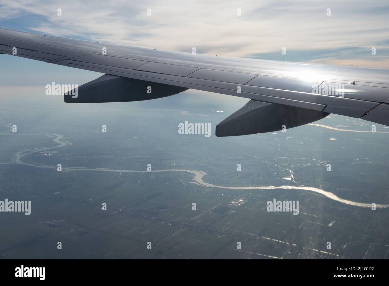 Ala de un avión que vuela por encima de los Países Bajos con vista al río Lek Foto de stock
