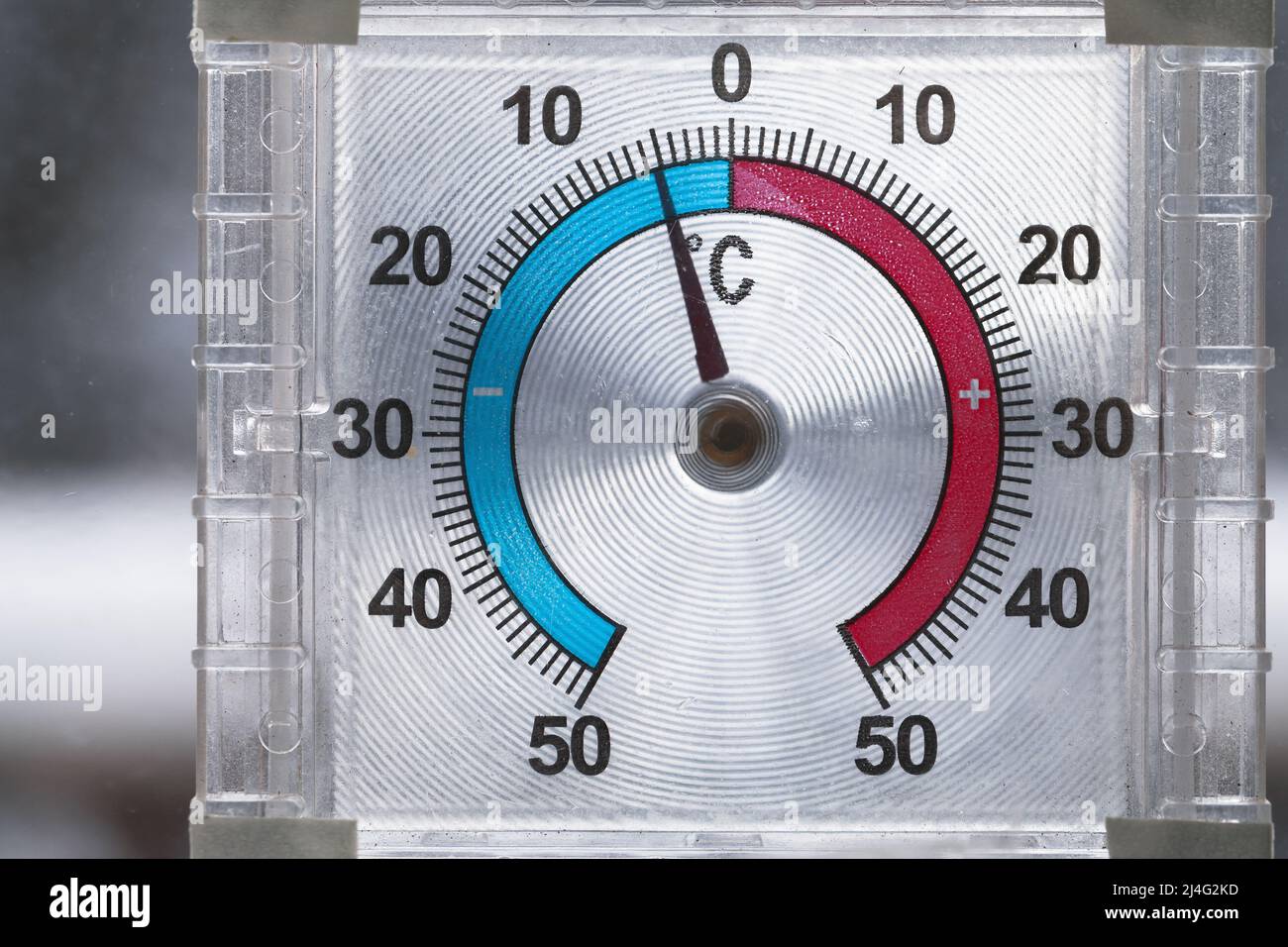 El termómetro para ventanas exteriores muestra una temperatura negativa en grados Celsius. Foto de primer plano con enfoque selectivo Foto de stock