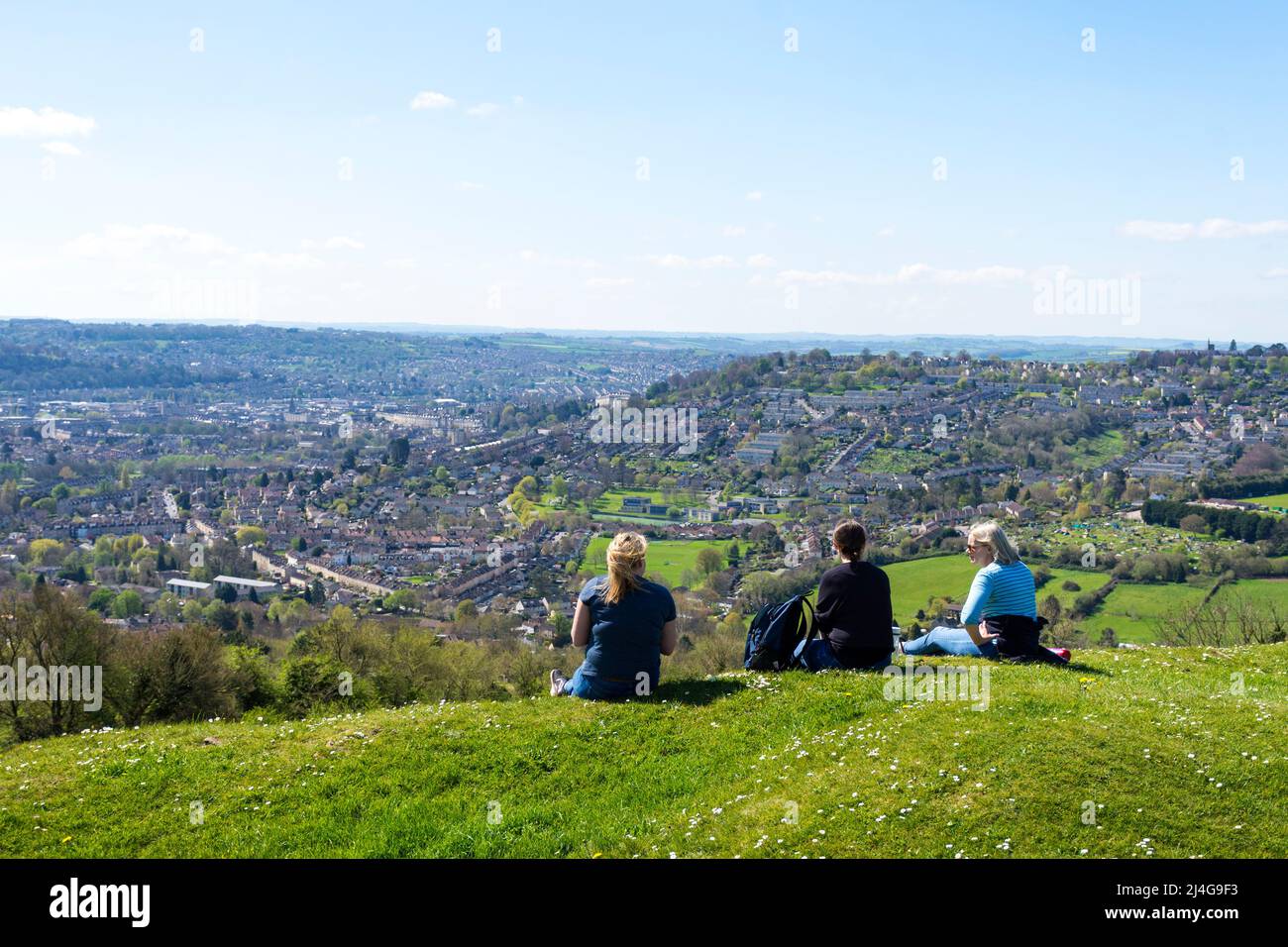 El tiempo en Batheaston, Somerset, Reino Unido. 15th de abril 2022. En un buen soleado, gente en Little Solsbury Hill podrá admirar las vistas hacia Bath Spa. La antigua