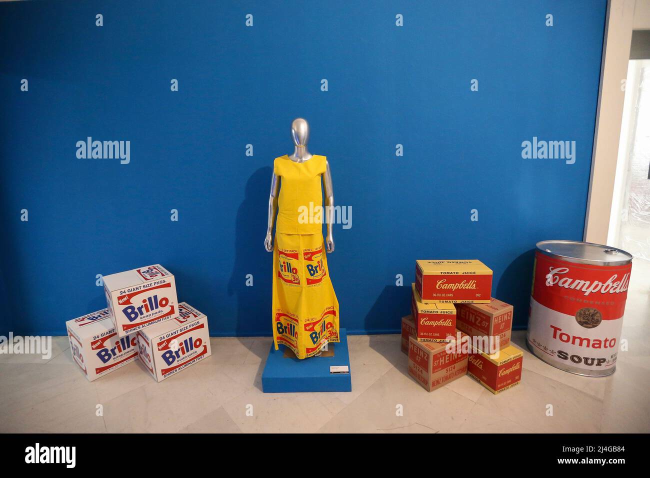 Una vista de la exposición dedicada a Andy Warhol en Nápoles, titulado 'Andy es de vuelta, durante la vista previa de la prensa. Foto de stock