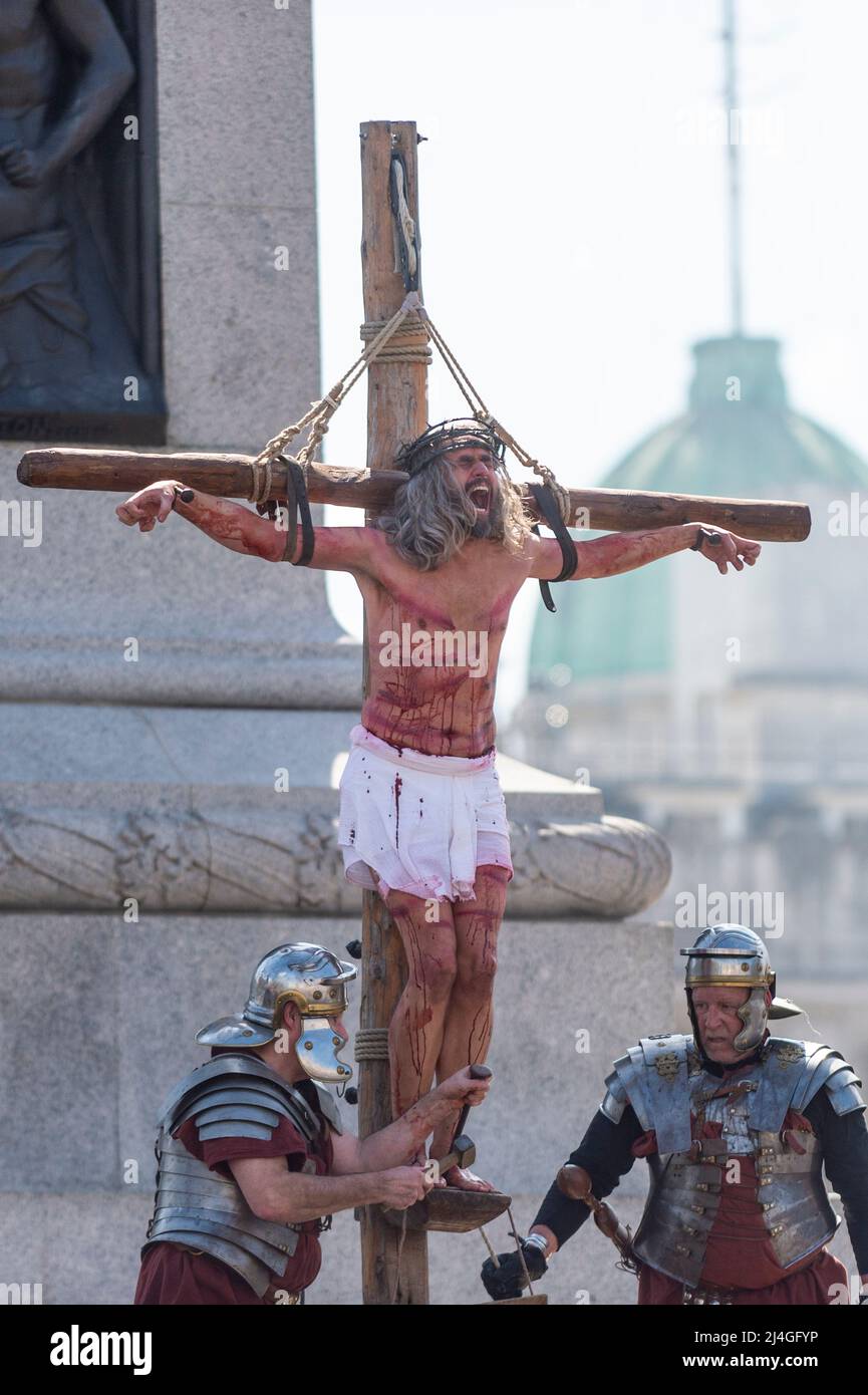 Londres, Reino Unido. 15 de abril de 2022. James Burke-Dunsmore como Jesús, en su crucifixión. Los Jugadores de Wintershall realizan “La Pasión de Jesús”, que conmemora el día en que se cree que Jesucristo fue arrestado, juzgado y crucificado por los Romanos. Un elenco de más de 100 actores y voluntarios, así como caballos, burros y palomas, dan vida a la historia en Trafalgar Square. James Burke-Dunsmore, que ha jugado a Jesucristo durante los últimos 24 años, se deshará de su papel en junio. Crédito: Stephen Chung / Alamy Live News Foto de stock