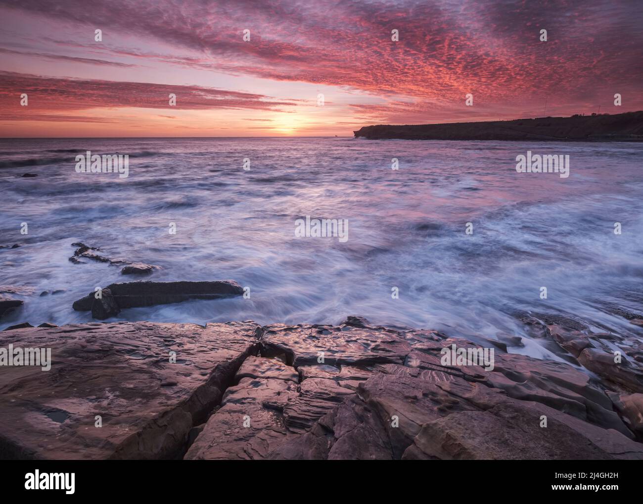 Amanecer en invierno sobre Collywell Bay, Seaton Sluice, Northumberland Foto de stock