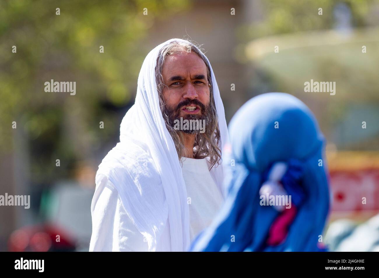 Londres, Reino Unido. 15 de abril de 2022. James Burke-Dunsmore como Jesús resucitó. Los Jugadores de Wintershall realizan “La Pasión de Jesús”, que conmemora el día en que se cree que Jesucristo fue arrestado, juzgado y crucificado por los Romanos. Un elenco de más de 100 actores y voluntarios, así como caballos, burros y palomas, dan vida a la historia en Trafalgar Square. James Burke-Dunsmore, que ha jugado a Jesucristo durante los últimos 24 años, se deshará de su papel en junio. Crédito: Stephen Chung / Alamy Live News Foto de stock