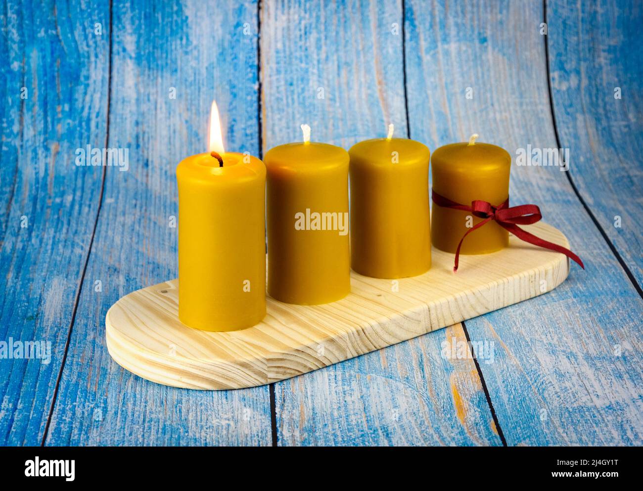fondo estacional cuatro velas amarillas en una vela del advenimiento  Fotografía de stock - Alamy