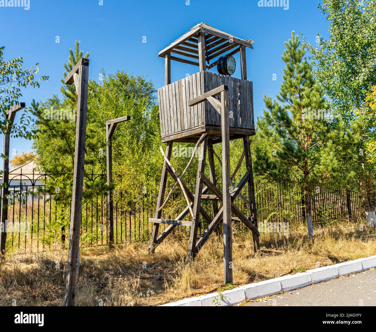 Original torre de madera en el exterior, el parque del Museo Karlag, Kazajstán Foto de stock