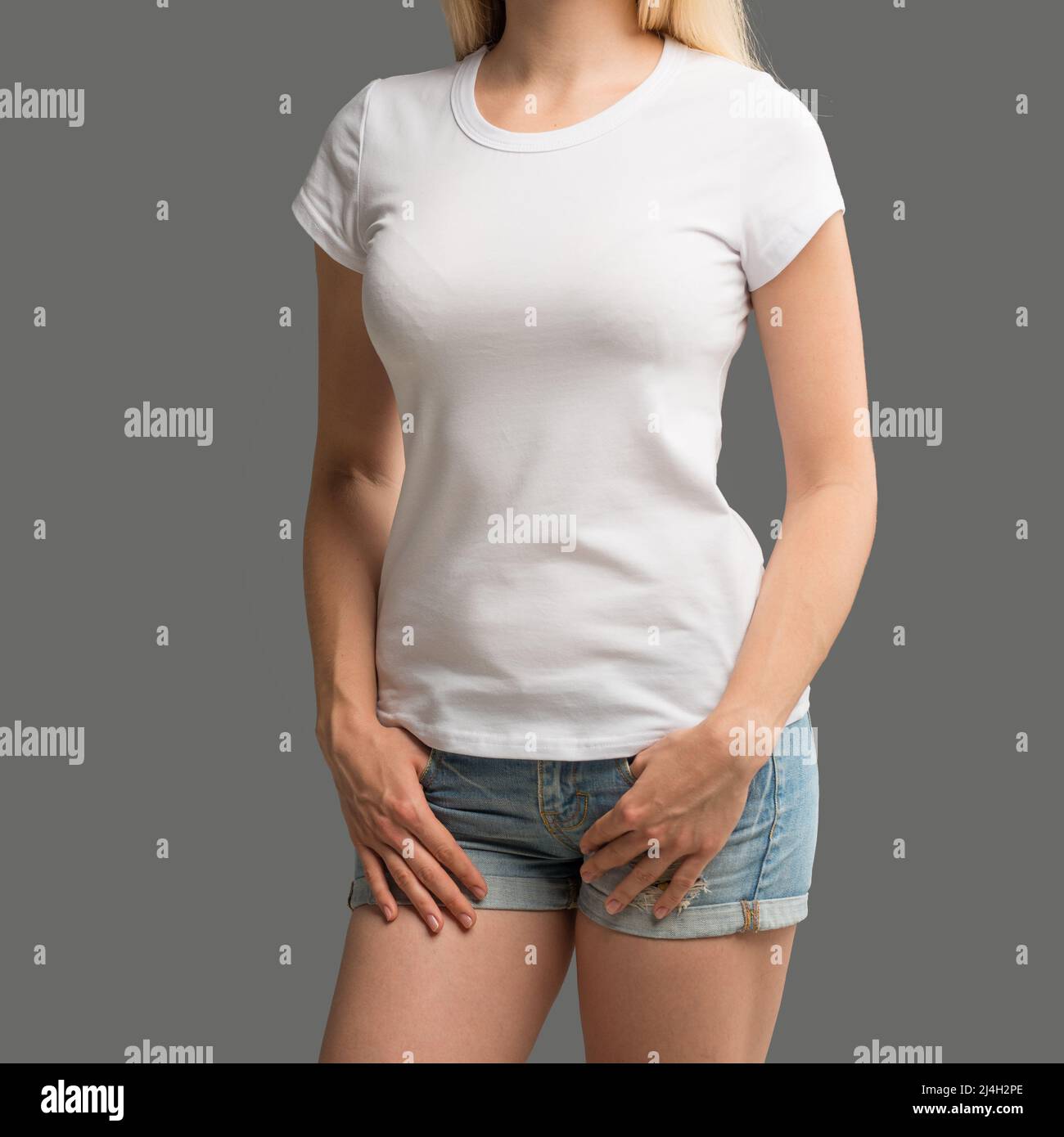 Concepto De Diseño T-shirt - Mujer En La Camiseta Blanca En Blanco