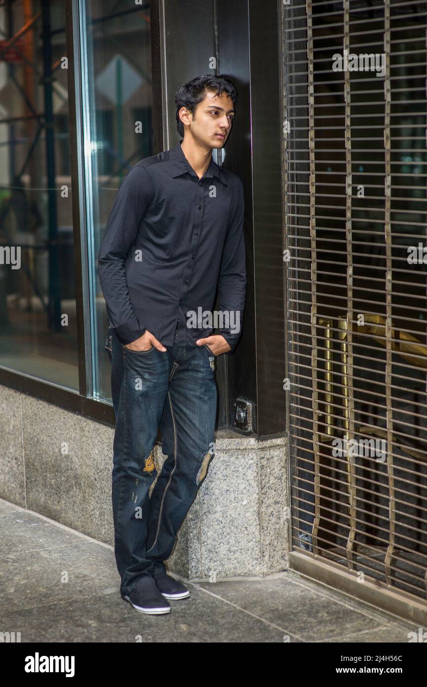 Vestida en una camisa negra y un pantal n de moda un joven