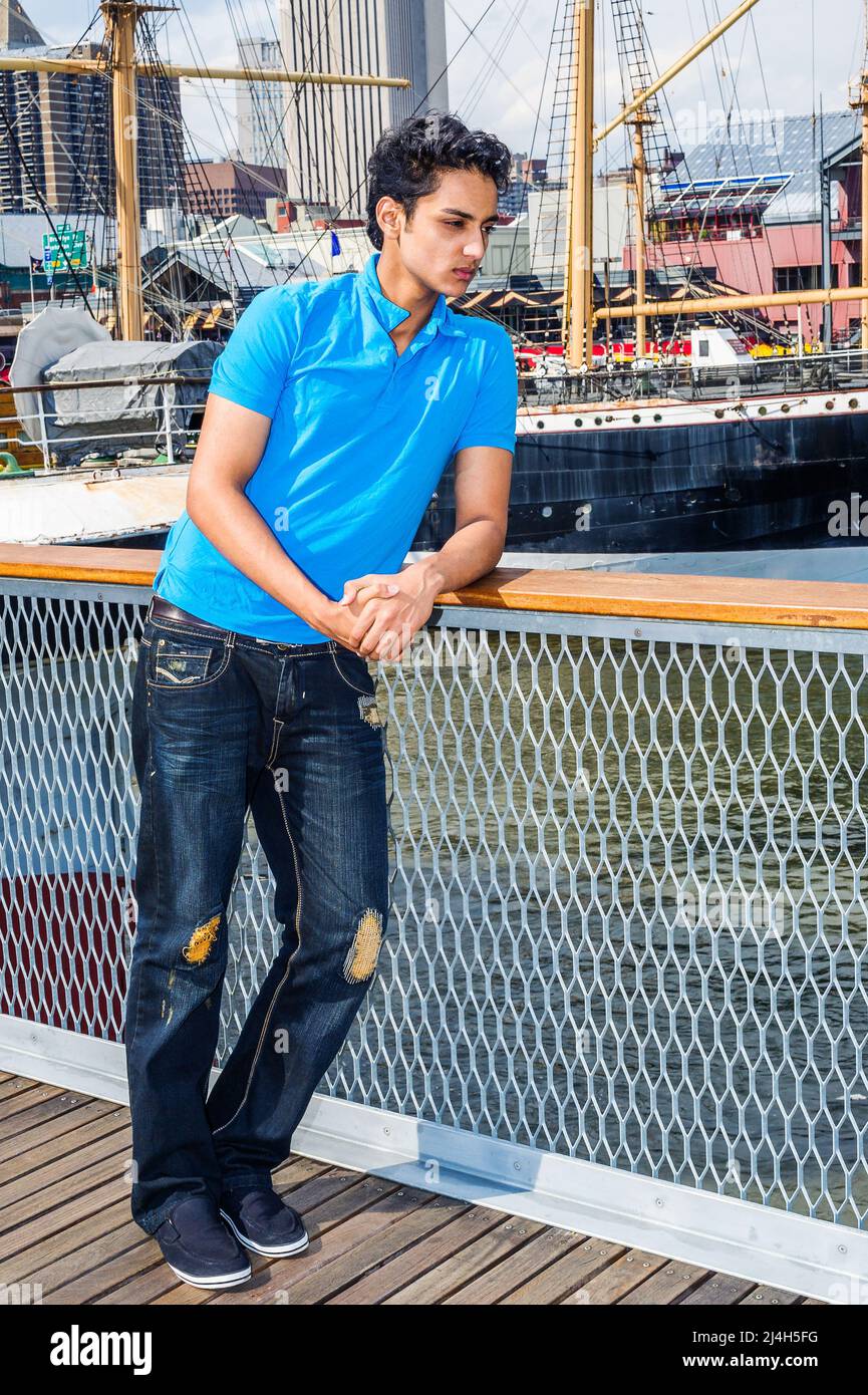 Blue Jeans Rotos Fotos e Imágenes de stock - Alamy